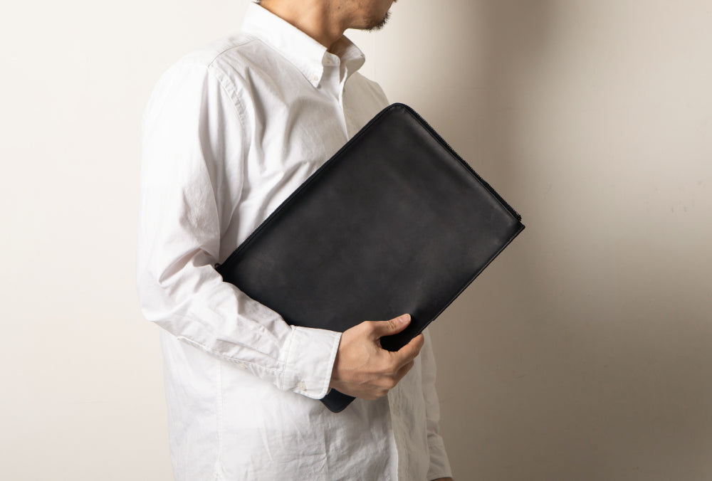 PCケースを持っている男性の写真